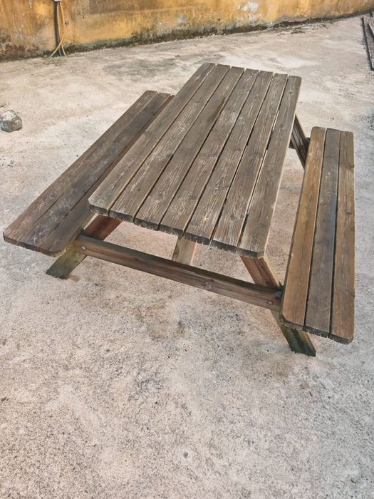 Mesa de Piquenique / Jardim em Madeira Tratada (Com Bancos)