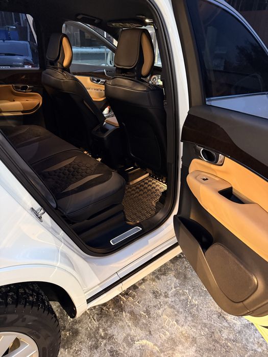 Volvo XC90 в дуже гарному стані !Один власник !Площадкам не турбувати!