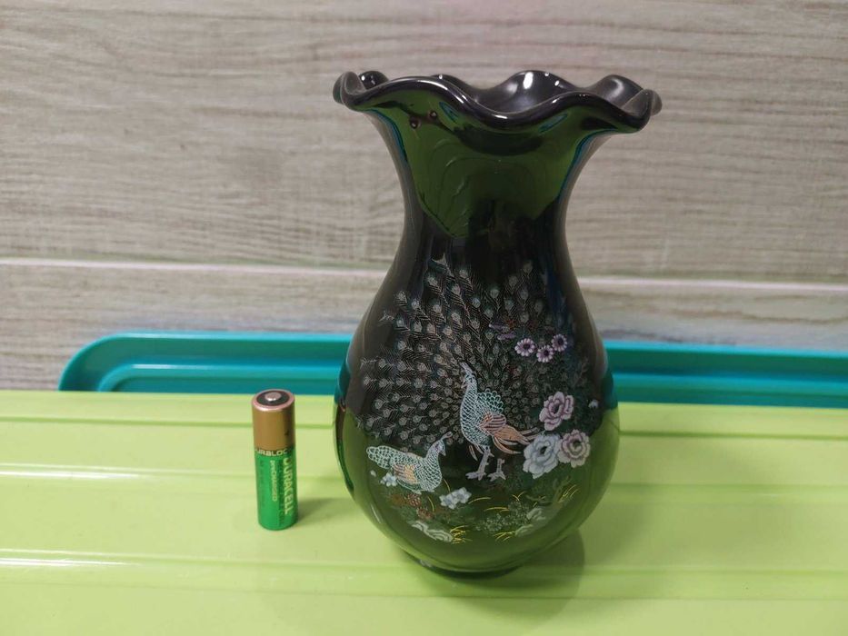 Неймовірно гарна ваза з павичами.