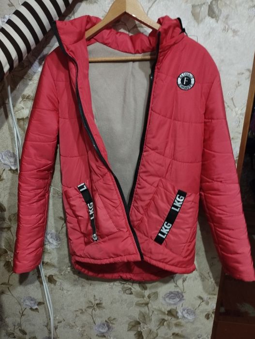 Продам жіночу осінню куртку