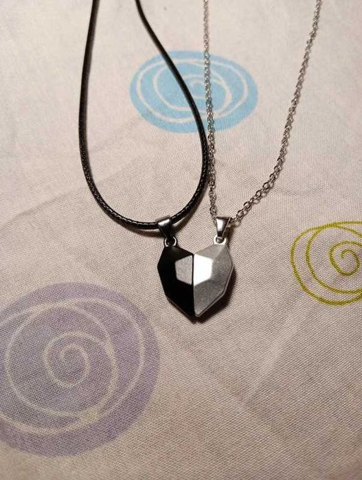 Colar corações com ímanes