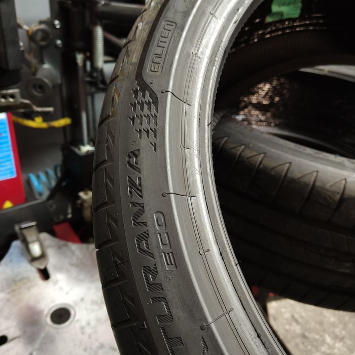 255/40/21 XL Sprzedam parę opon letnich Bridgestone