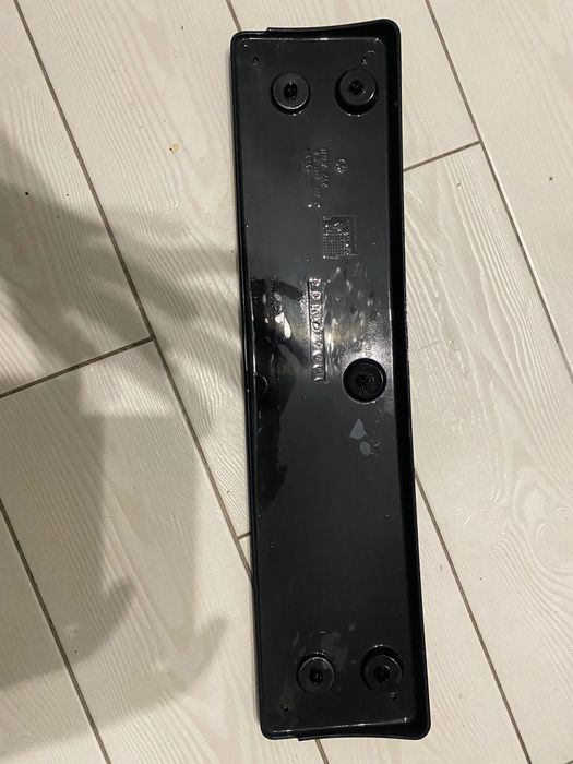 Панель номерного знака переднього бампера на volkswagen touareg