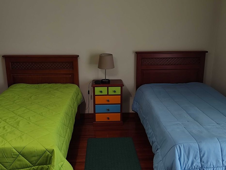 camas com colchão + comeda e mesinha