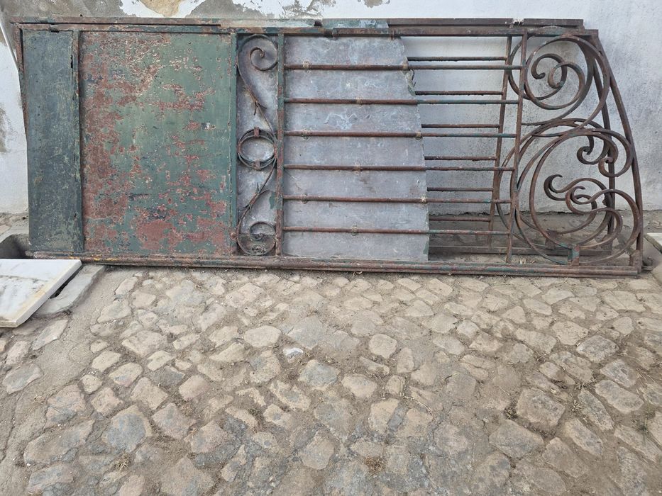 Portão antigo em ferro forjado todo cravado a mao