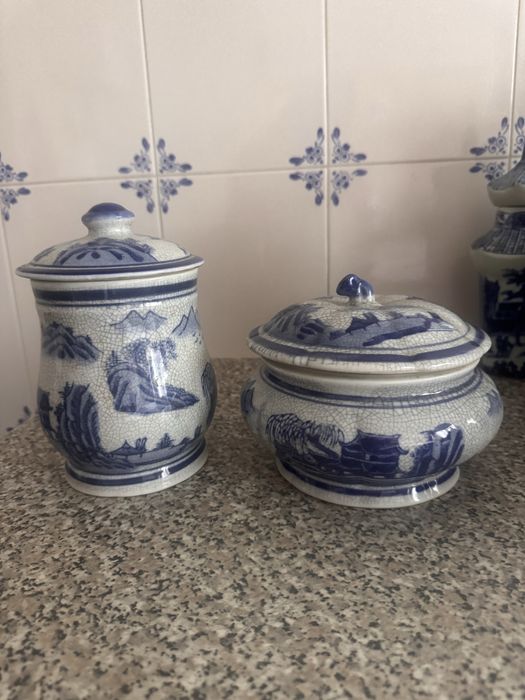 Peças de louça azul e branca