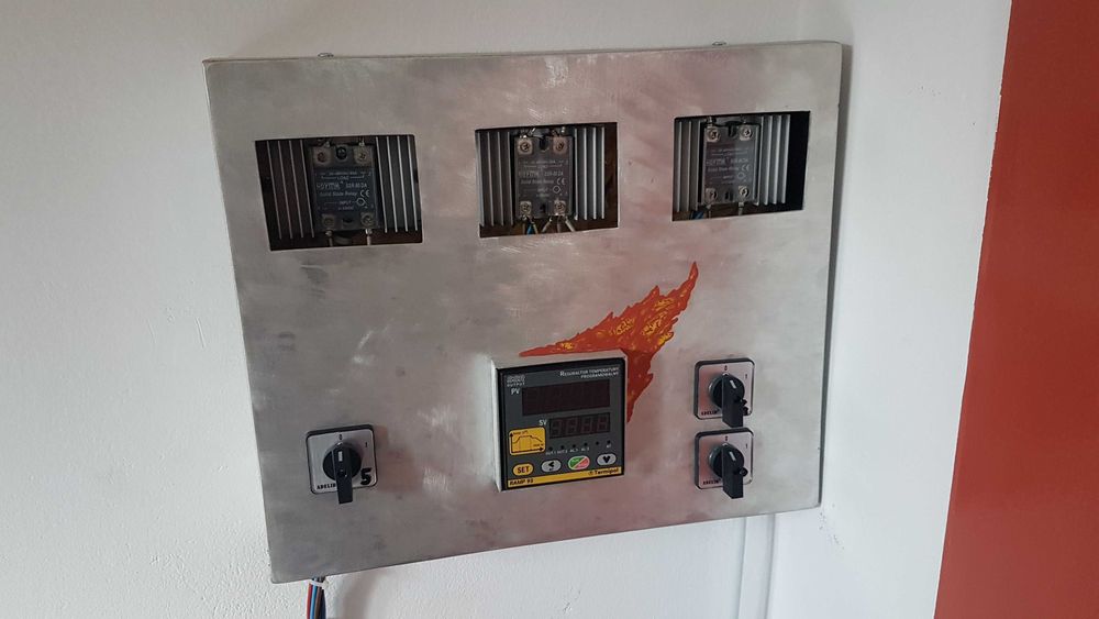 duzy piec do wypalu, wypalania ceramiki,gliny