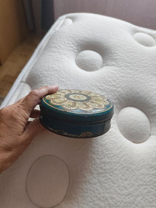 Lata antiga com um floão