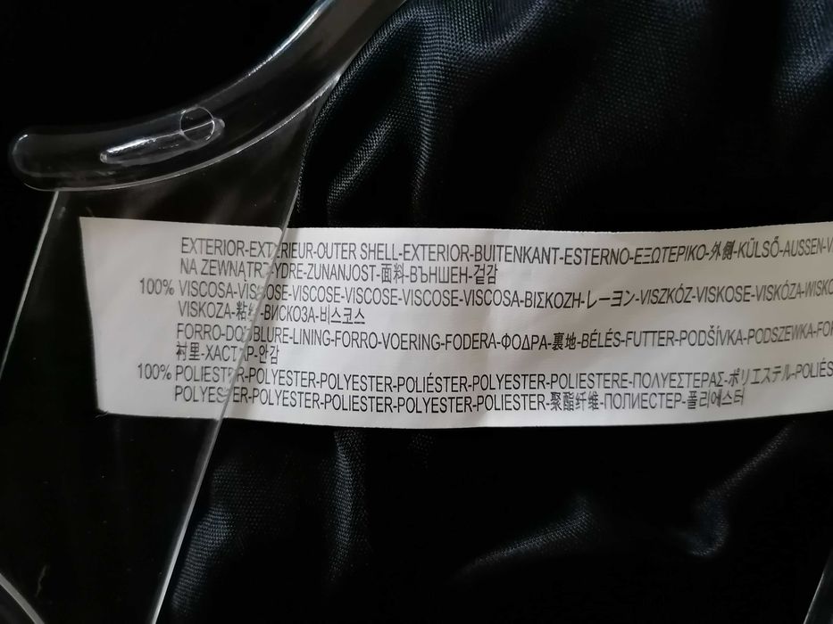 Vestido preto curto e mangas 3/4