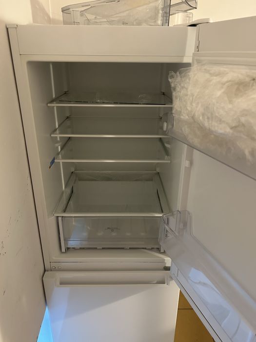 Nowa, nieużywana lodówka zamrażarka Indesit LR6 S2 W