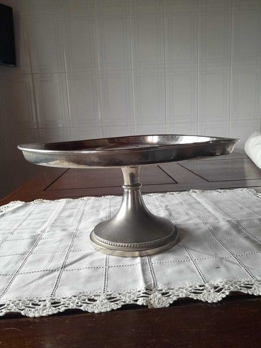 Prato de metal com pé – 29 cm de diâmetro
