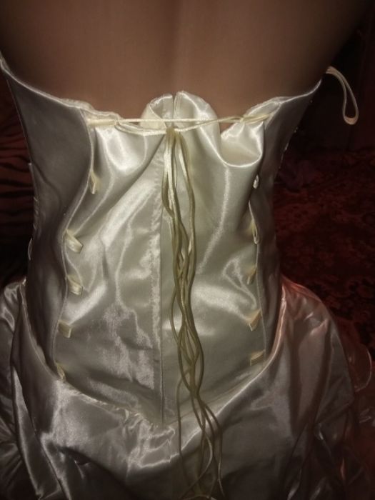 Свадебное платье с ыатой и аксессуарами.