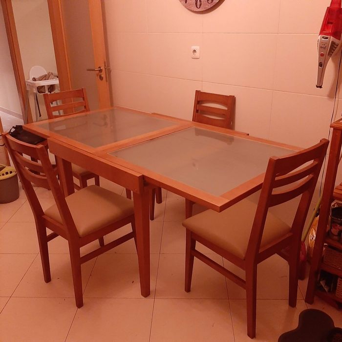 Mesa desdobrável em pinho mel e 4 cadeiras