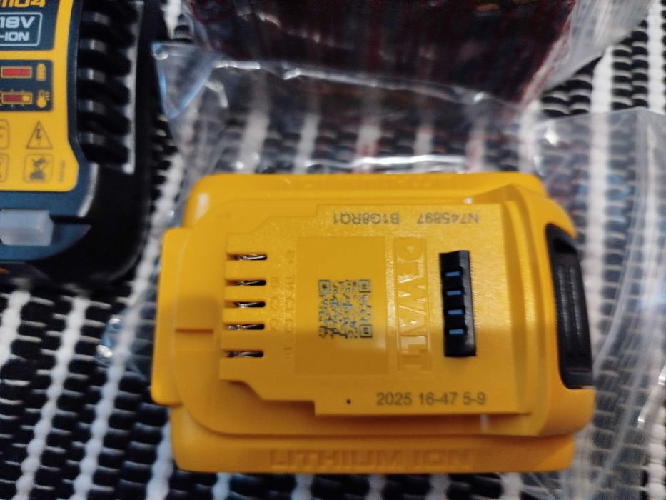 Zestaw zasilający 18v  2x5.0/dcb1104