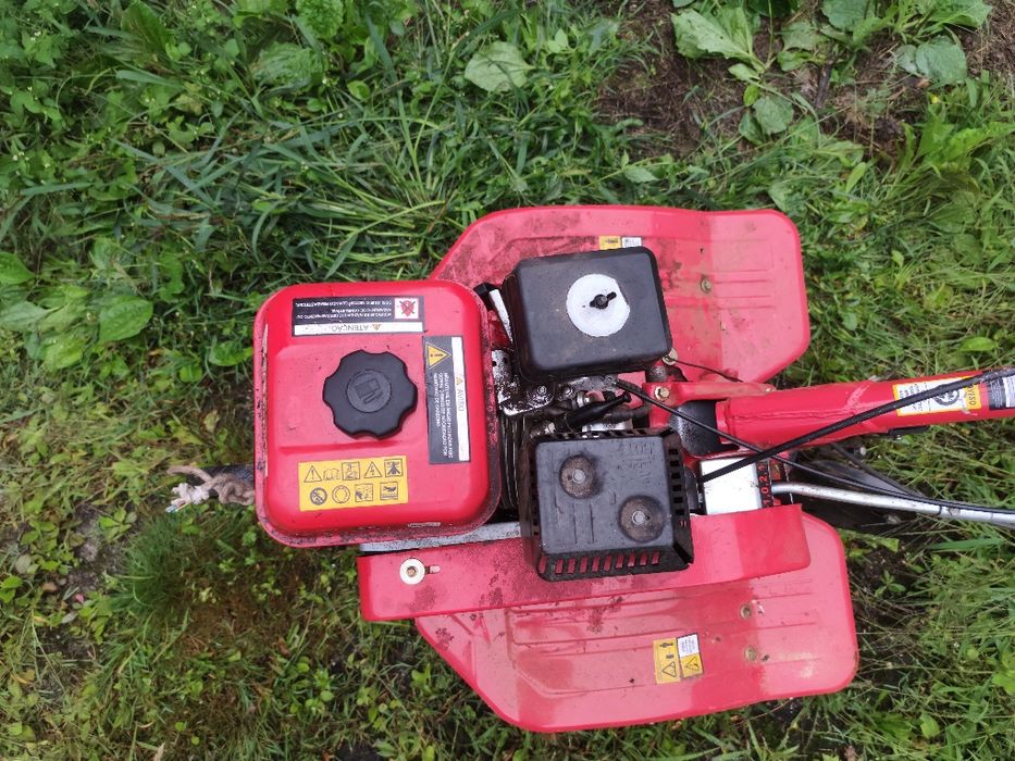 Motoenxada semi-nova
2 velocidades para a frente e 1 para t