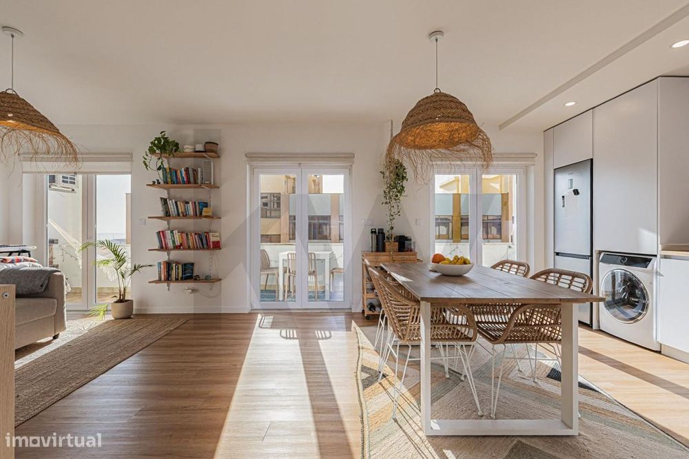 Apartamento T2+1 Renovado com Varanda e Vista Mar na Costa da Caparica