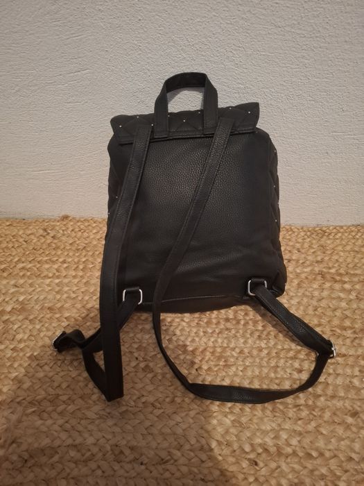 Mochila preta para senhora