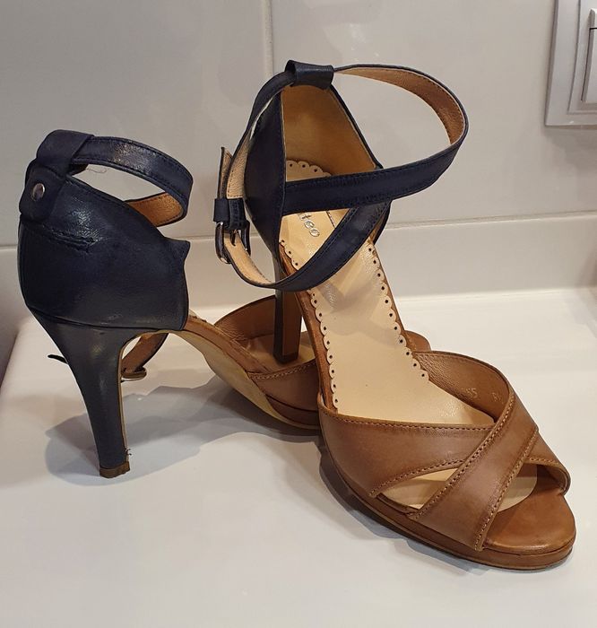 Pìękne skórzane sandałki na szpilce kamelowo-granatowe Mateo rozmiar 3
