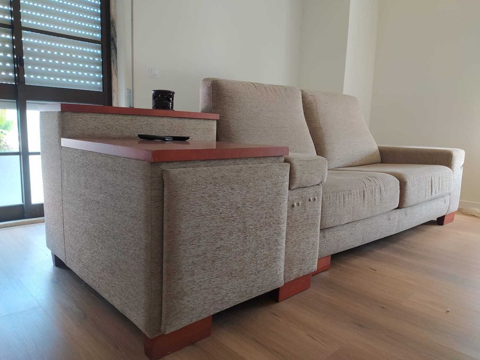 sofa 2 lugares c/mesa apoio incorporada_ c=2.75m;L=1.00m