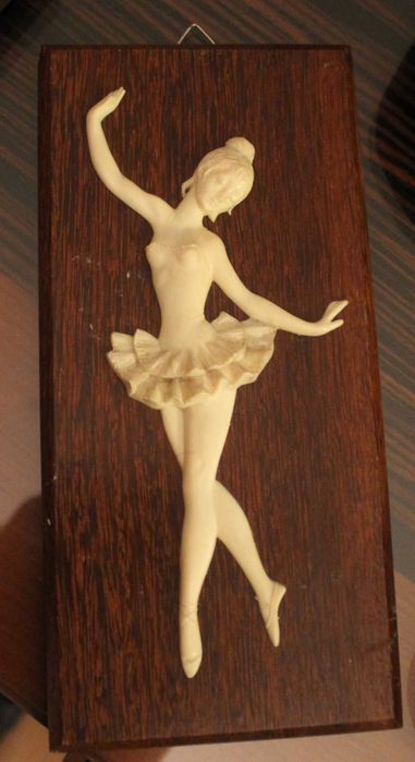 Bailarina em relevo, resina sob madeira exótica nobre, anos 60.