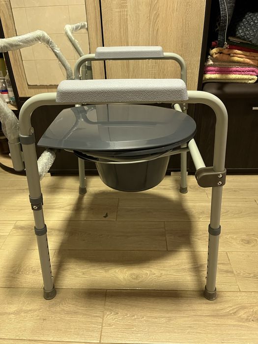 Крісло туалет-санітарне, для людей з інвалідністю, або похилого віку