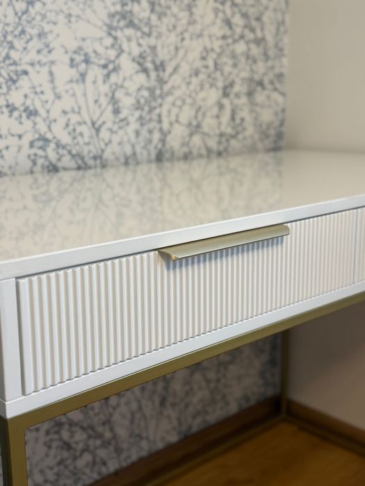 Białe biurko klasy premium ze złotą konstrukcją