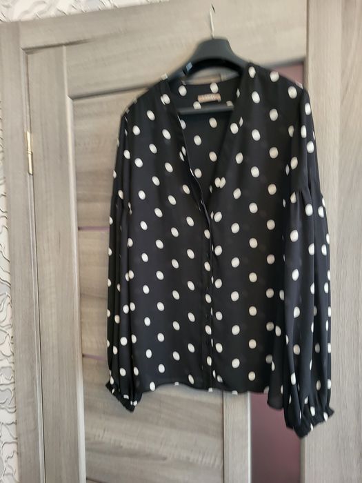 Чудова блуза,легка тканина у горошок. Ідеальний стан,б/у.Ціна-350 гр.