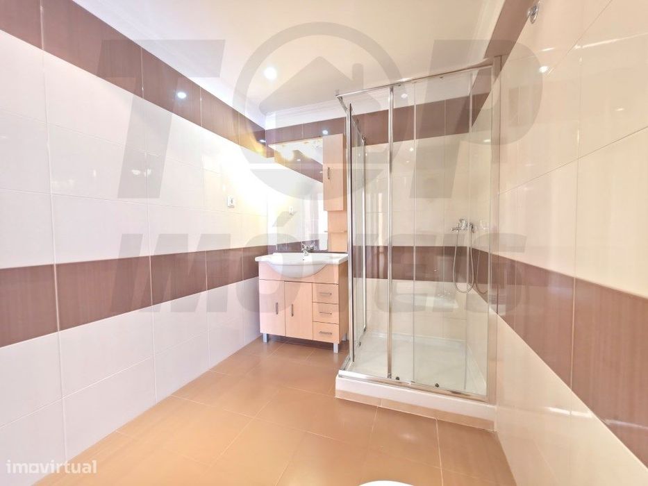 Apartamento T3 com Parqueamento - Urb. das Oliveirinhas - Samora Co...