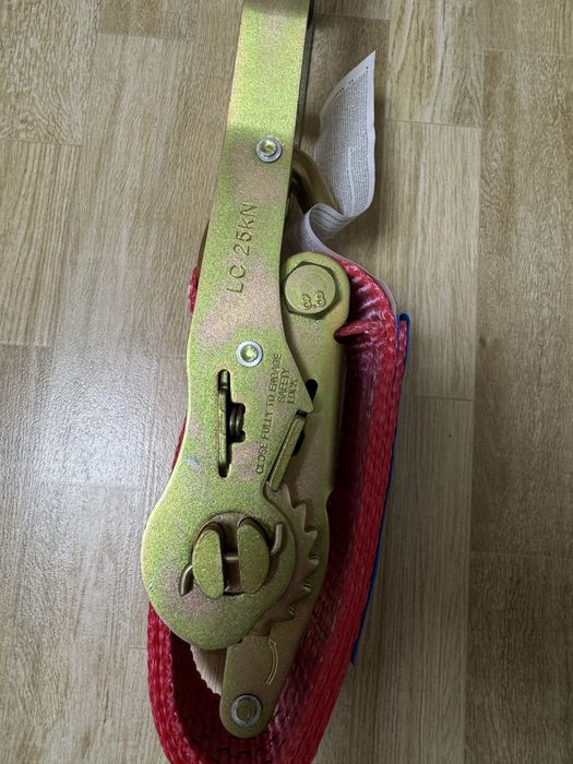 Стяжні ремні з тріщотками для фури