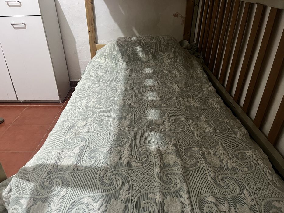 Beliche de madeira + 2 colchões – ideal para quarto de crianças/jovens