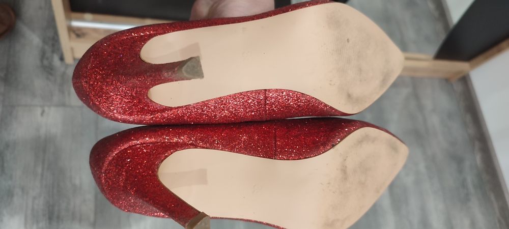 Szpilki z brokatem , buty na wysokim obcasie Piękne