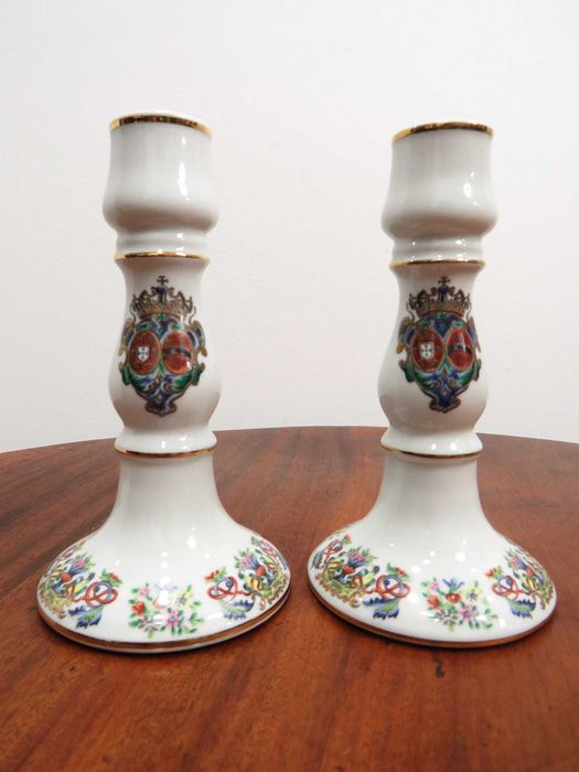 2 Castiçais de porcelana policromada e dourada com Brasâo de Armas