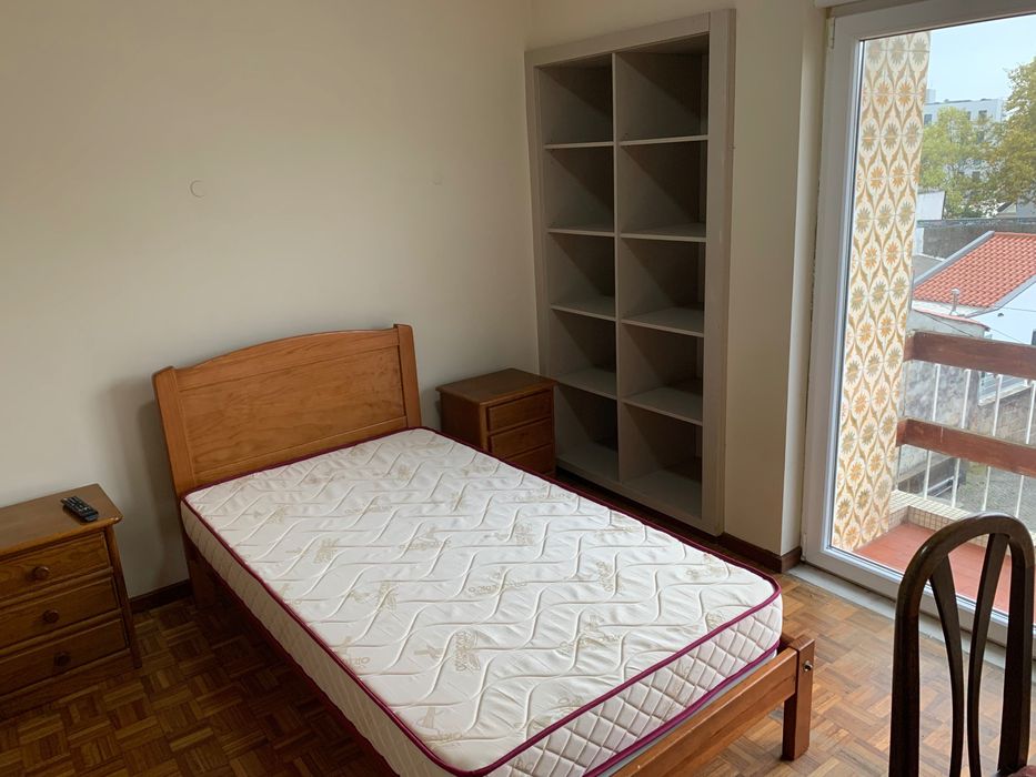 Quarto c/ TV e varanda p/ estudante c/ contrato, ao pé da universidade