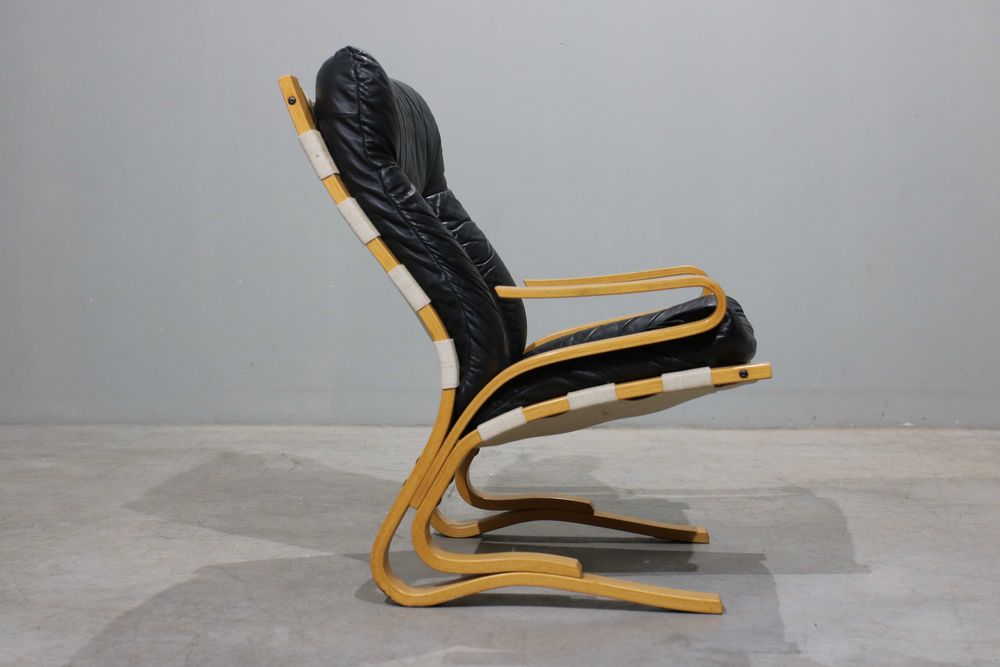 Poltrona Oddvin Rykken em faia e couro