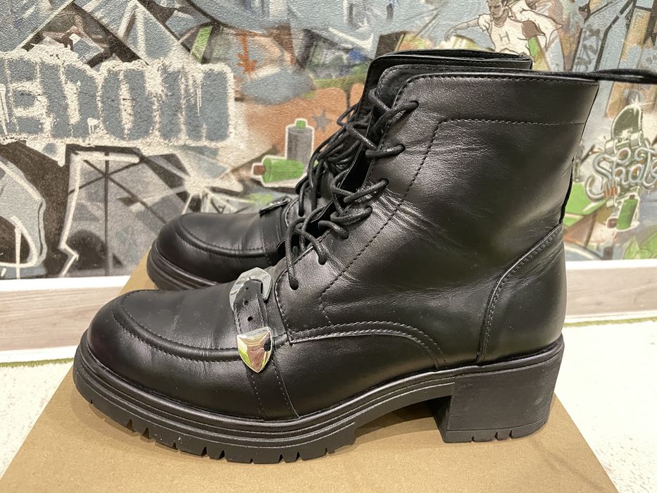 Ботинки жіночі