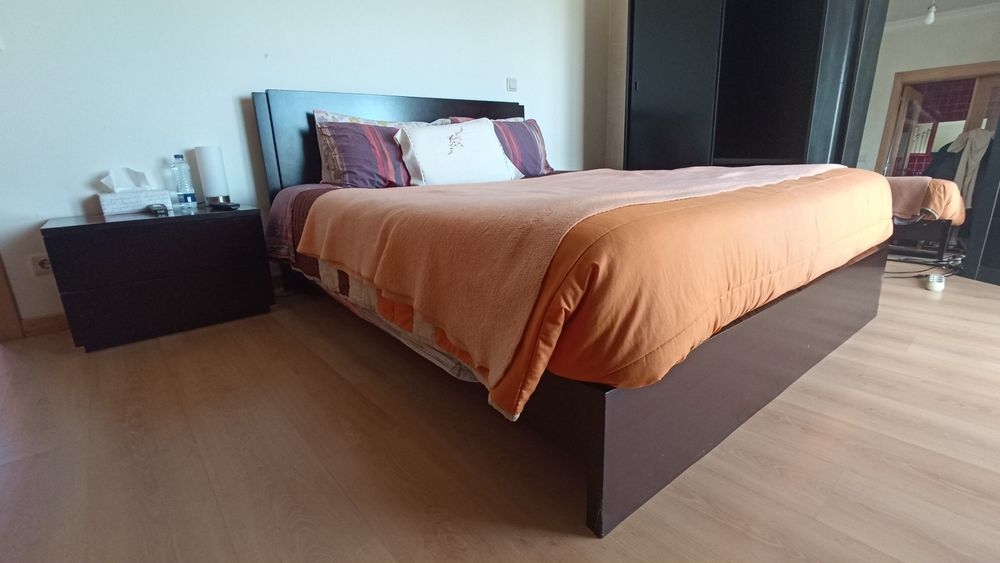Mobília de Quarto Completa (Cama, Roupeiro, Camiseiro e Mesas)