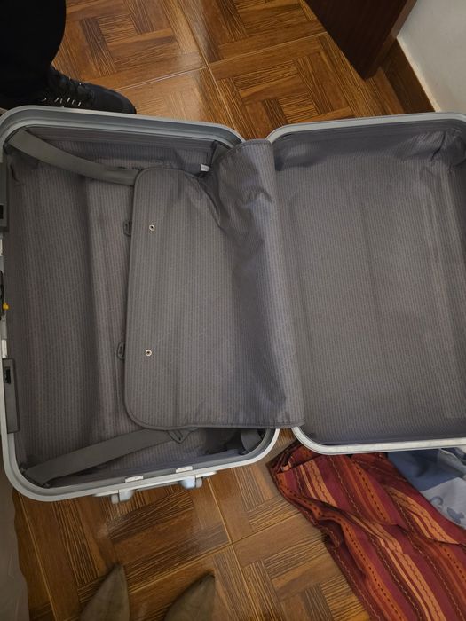 Mala de viagem prateada