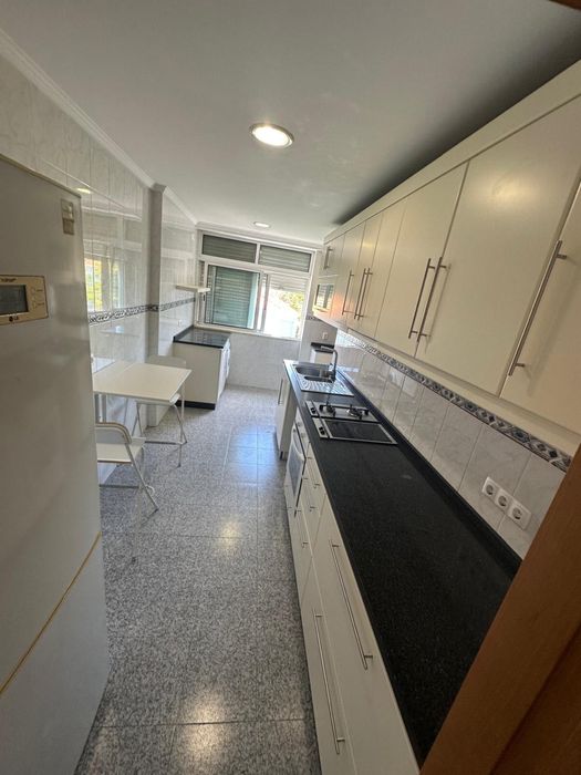 Quarto mobiliado Cama casal, tv, cómoda na Moita