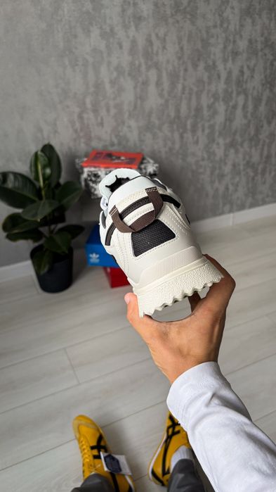 36-45 Off-White Sponge White/Black