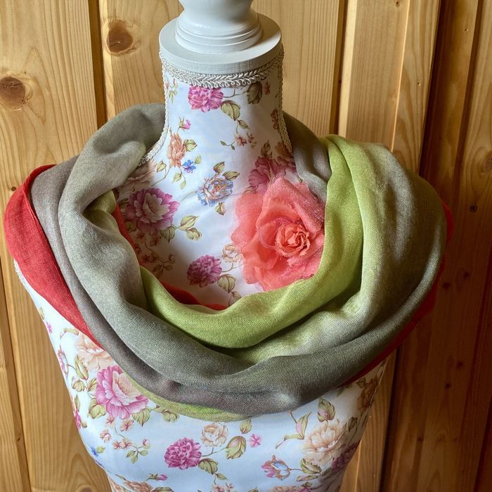 Piękny szal w trzech kolorach