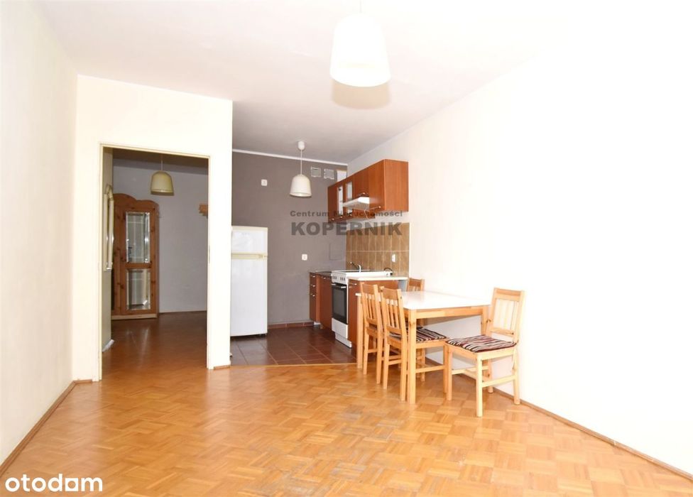 Dwa pokoje, cegła, duży balkon.