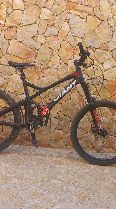 Bicicleta GIANT Reign X2 em bom estado de funcionamento, pronta para andar.