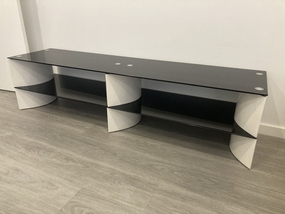 Móvel de TV preto e branco