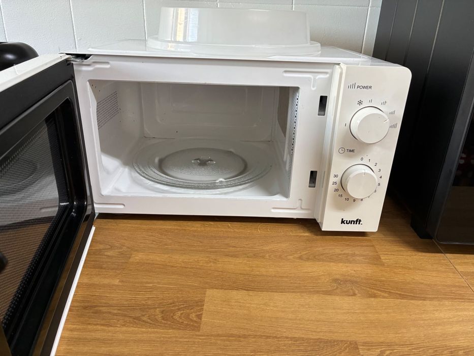 Máquina Café Cápsulas Delta, Aquecedor Toalhas e Micro Ondas