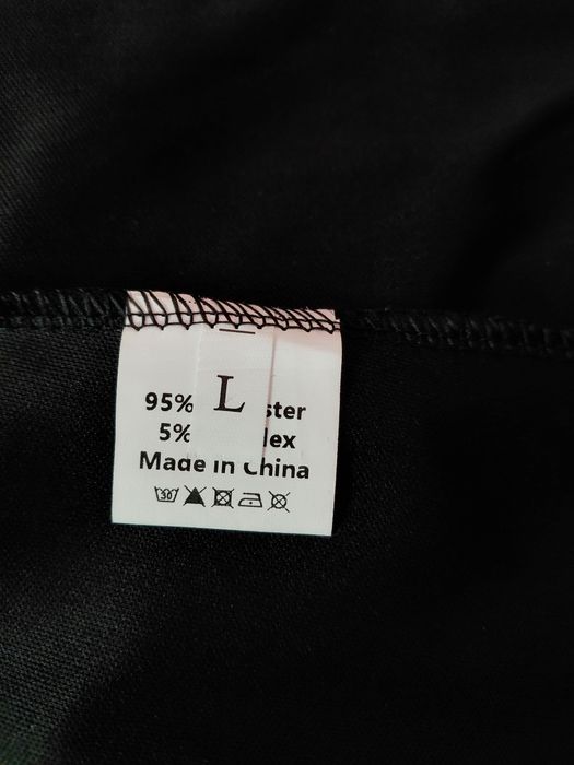 Wielowarstwowa spódnica.