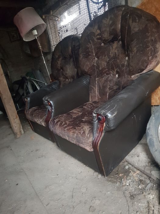 Продам меблі вживанні диван кресла столики тумбочки