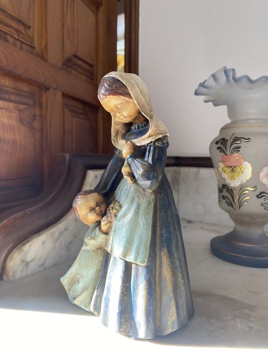 Estatueta mae e filho