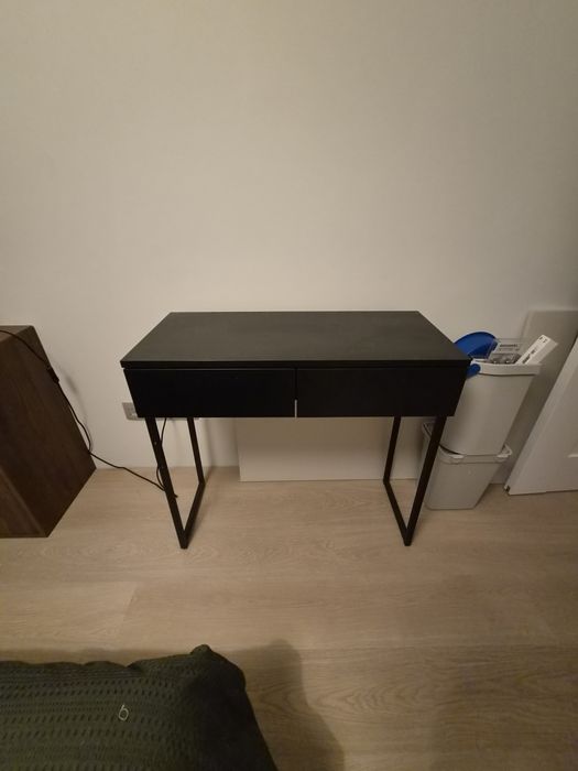 Czarna toaletka z dwoma szufladami