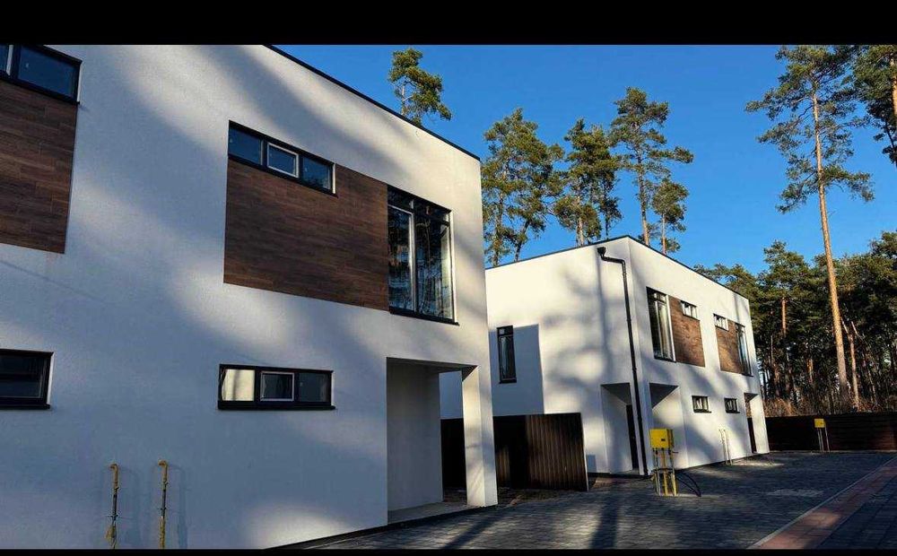 Дуплекс з новим дизайнеоським ремонтом! Закрита територія! Газ!