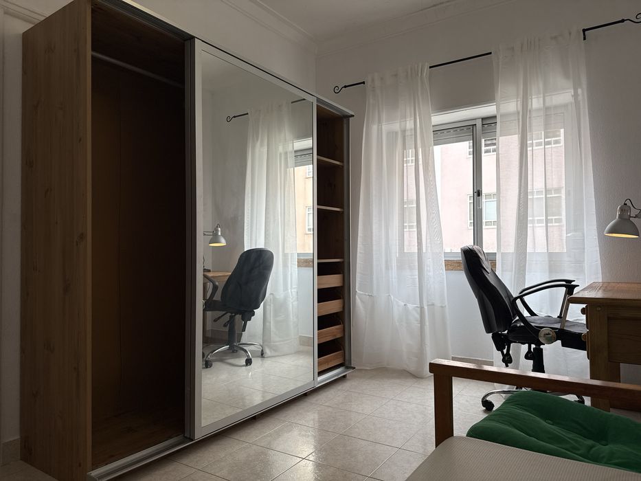 Quarto mobilado cacilhas